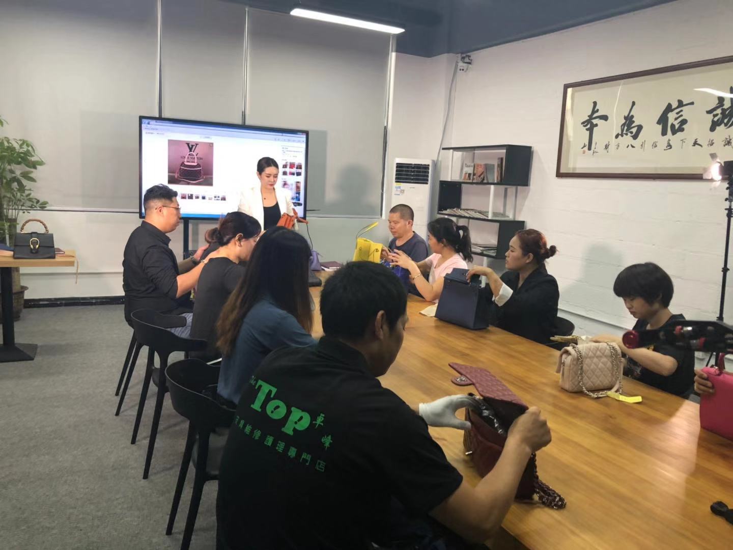 奢侈品皮具护理维修培训_高级皮具护理师技术综合培训 奢侈品皮具护理维修培训_高级皮具护理师技术综合培训